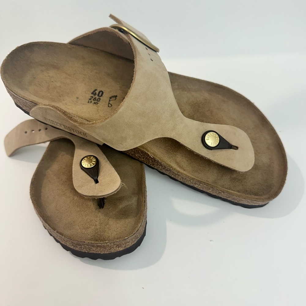 NEW Birkenstock Tan Sandals with Gold Accents sz 40 - Picture 2 of 5